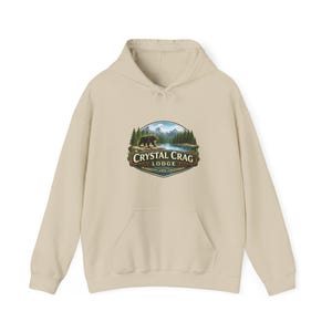Moletom com capuz Crystal Crag Lodge com logo da montanha | Emblema de cabana, floresta e urso