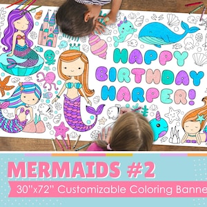 Pode incluir: Uma grande faixa branca para colorir com sereias, criaturas marinhas e um castelo. A faixa mede 76 cm por 183 cm e tem o texto "Happy Birthday Harper!" impresso nela.