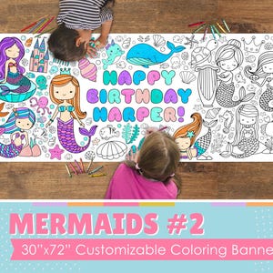 Pode incluir: Uma grande faixa branca para colorir com sereias, criaturas marinhas e o texto "HAPPY BIRTHDAY HARPER!" A faixa mede 76 cm por 183 cm e &eacute; personaliz&aacute;vel.