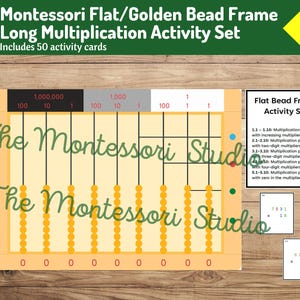 Op de afbeelding: Montessori Flat/Golden Bead Frame Long Multiplication Activity Set. Inclusief 50 activiteitskaarten. De set bevat een houten frame met gouden kralen en een vermenigvuldigingstabel. De tekst "The Montessori Studio" is zichtbaar.