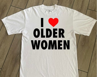 J’aime les femmes plus âgées T-shirt en coton unisexe