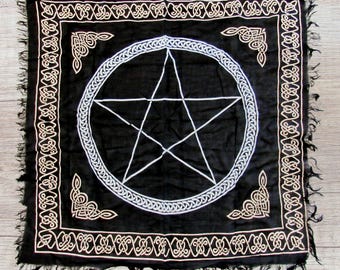 Può includere: Tessuto di cotone nero con un pentagramma bianco e un bordo circolare argentato. Il tessuto ha un bordo di nodo celtico dorato.