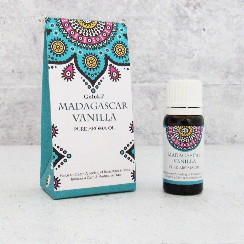 K&ouml;nnte beinhalten: Eine kleine Flasche reines Madagaskar-Vanille-Aroma&ouml;l mit einem blau-wei&szlig; gemusterten Etikett. Die Flasche steht auf einer wei&szlig;en Oberfl&auml;che.