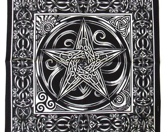 Può includere: Bandana quadrata in bianco e nero con un design a pentagramma centrale all'interno di un cerchio, circondato da nodi celtici e bordi decorativi. La bandana presenta un motivo simmetrico con dettagli intricati.