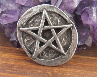 Piedra de bolsillo de peltre con forma de pentagrama