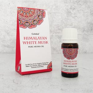 K&ouml;nnte beinhalten: Eine kleine Flasche reines Himalaya-Wei&szlig;musk-Aroma&ouml;l mit einem rot-wei&szlig; gemusterten Etikett. Das Etikett tr&auml;gt die Aufschrift "Goloka" und "Kann Sie von jedem negativen Gef&uuml;hl befreien, das Sie &auml;ngstlich macht. Hilft bei der Meditation, f&ouml;rdert einen erholsamen Schlaf."