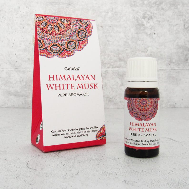 K&ouml;nnte beinhalten: Eine kleine Flasche reines Himalaya-Wei&szlig;musk-Aroma&ouml;l mit einem rot-wei&szlig; gemusterten Etikett. Das Etikett tr&auml;gt die Aufschrift "Goloka" und "Kann Sie von jedem negativen Gef&uuml;hl befreien, das Sie &auml;ngstlich macht. Hilft bei der Meditation, f&ouml;rdert einen erholsamen Schlaf."