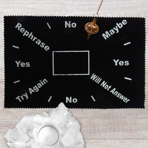 Può includere: Una tazza di ceramica bianca con manico nero e la scritta "But First, Coffee" in grassetto nero. La tazza è posta su uno sfondo neutro, che ne evidenzia il design semplice.