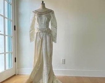 AbsolutelyGorgeous 1940/50's Silk Satin Wedding Gown, stunning construction, approx 6, seed pearls, gorgeous slimming pleat details, RARE