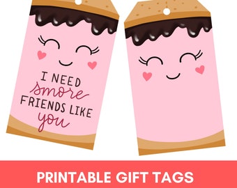 Könnte beinhalten: Zwei bedruckbare Geschenkanhänger in Form von Marshmallows mit einem rosa Marshmallow, brauner Schokolade und einem Graham-Cracker. Der Text auf dem Anhänger lautet "Ich brauche mehr Freunde wie dich".