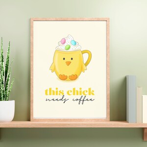 Könnte beinhalten: Eine gelbe Kaffeetasse in Form eines Küken mit einem Topping aus weißer Schlagsahne und bunten Streuseln. Die Tasse hat einen Henkel und steht auf weißem Hintergrund. Der Text "this chick needs coffee" steht unter der Tasse.