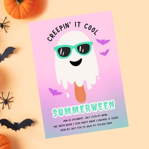 Può includere: Invito alla festa di Summerween con un ghiacciolo fantasma dei cartoni animati con occhiali da sole. Il testo include "Creepin' it Cool" e "Summerween", oltre ai dettagli dell'evento e alle informazioni RSVP.
