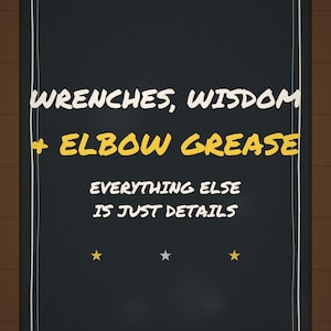 Pu&ograve; includere: Un cartello rettangolare nero con bordo bianco che presenta il testo WRENCHES, WISDOM + ELBOW GREASE in bianco e giallo, seguito da EVERYTHING ELSE IS JUST DETAILS in bianco, con due stelle gialle e una stella argentata nella parte inferiore.