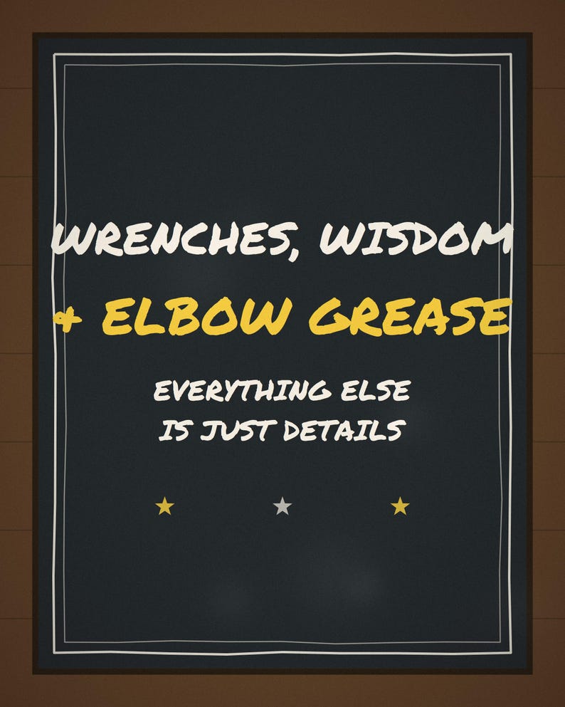 Pu&ograve; includere: Un cartello rettangolare nero con bordo bianco che presenta il testo WRENCHES, WISDOM + ELBOW GREASE in bianco e giallo, seguito da EVERYTHING ELSE IS JUST DETAILS in bianco, con due stelle gialle e una stella argentata nella parte inferiore.