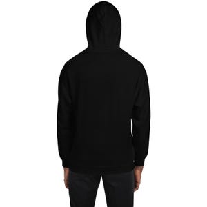 K&ouml;nnte beinhalten: Ein einfarbiger schwarzer Kapuzenpullover mit langen &Auml;rmeln, einer Kapuze mit Kordelzug sowie gerippten B&uuml;ndchen an &Auml;rmeln und Saum. Das Kleidungsst&uuml;ck ist von hinten zu sehen und zeigt eine schlichte, verzierungsfreie Oberfl&auml;che aus schwarzem Stoff.