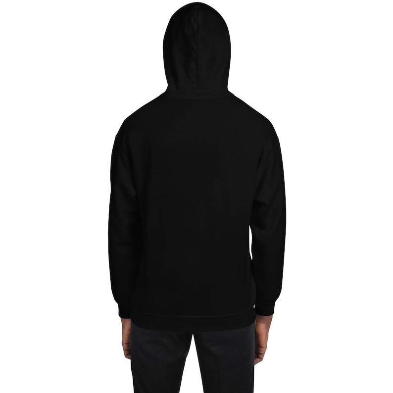K&ouml;nnte beinhalten: Ein einfarbiger schwarzer Kapuzenpullover mit langen &Auml;rmeln, einer Kapuze mit Kordelzug sowie gerippten B&uuml;ndchen an &Auml;rmeln und Saum. Das Kleidungsst&uuml;ck ist von hinten zu sehen und zeigt eine schlichte, verzierungsfreie Oberfl&auml;che aus schwarzem Stoff.
