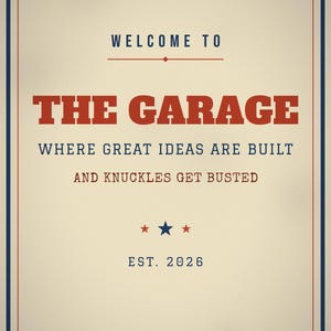 Pu&ograve; includere: Un cartello rettangolare con sfondo color crema e bordo blu. Presenta testo rosso e blu che recita: WELCOME TO THE GARAGE WHERE GREAT IDEAS ARE BUILT AND KNUCKLES GET BUSTED, con EST. 2026 in basso e piccole stelle rosse e blu.