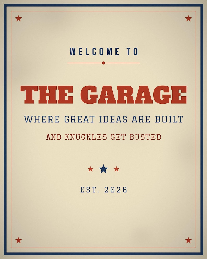 Pu&ograve; includere: Un cartello rettangolare con sfondo color crema e bordo blu. Presenta testo rosso e blu che recita: WELCOME TO THE GARAGE WHERE GREAT IDEAS ARE BUILT AND KNUCKLES GET BUSTED, con EST. 2026 in basso e piccole stelle rosse e blu.