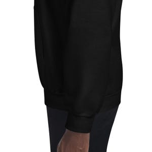 K&ouml;nnte beinhalten: Ein einfarbig schwarzes Langarm-Sweatshirt mit Rundhalsausschnitt und gerippten B&uuml;ndchen an den &Auml;rmeln. Das Kleidungsst&uuml;ck besteht aus einem glatten, blickdichten Stoff und zeigt ein schlichtes, klares Design ohne sichtbare Muster oder Logos.