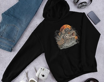 Può includere: Una felpa nera con cappuccio caratterizzata da una grafica di un pesce scheletrico che indossa un berretto con la scritta "World of Nightmare" e un cartello che recita "Bad Things Bite". Il design include una luna arancione e pipistrelli.