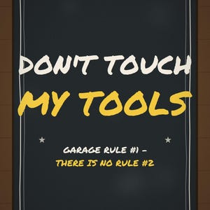 Pu&ograve; includere: Un cartello rettangolare nero con bordo bianco che presenta il testo DON'T TOUCH MY TOOLS in bianco e giallo, seguito dal testo GARAGE RULE #1 - THERE IS NO RULE #2 in giallo, accentuato da due piccole stelle bianche su entrambi i lati.