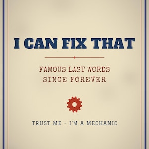 Pu&ograve; includere: Un poster rettangolare con sfondo color crema, bordo blu e rosso e quattro piccole stelle negli angoli. Il testo recita: I CAN FIX THAT, FAMOUS LAST WORDS SINCE FOREVER e TRUST ME - I'M A MECHANIC, con un'icona a forma di ingranaggio rosso.