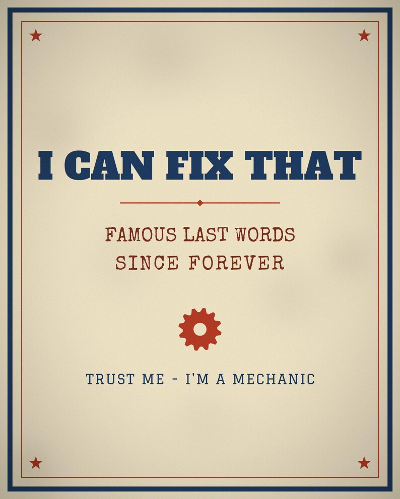 Pu&ograve; includere: Un poster rettangolare con sfondo color crema, bordo blu e rosso e quattro piccole stelle negli angoli. Il testo recita: I CAN FIX THAT, FAMOUS LAST WORDS SINCE FOREVER e TRUST ME - I'M A MECHANIC, con un'icona a forma di ingranaggio rosso.