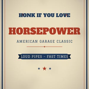 Pu&ograve; includere: Un poster rettangolare con sfondo color crema e un bordo blu e rosso. Il testo recita: HONK IF YOU LOVE HORSEPOWER, AMERICAN GARAGE CLASSIC e LOUD PIPES - FAST TIMES. Il design include piccole stelle rosse e blu negli angoli.