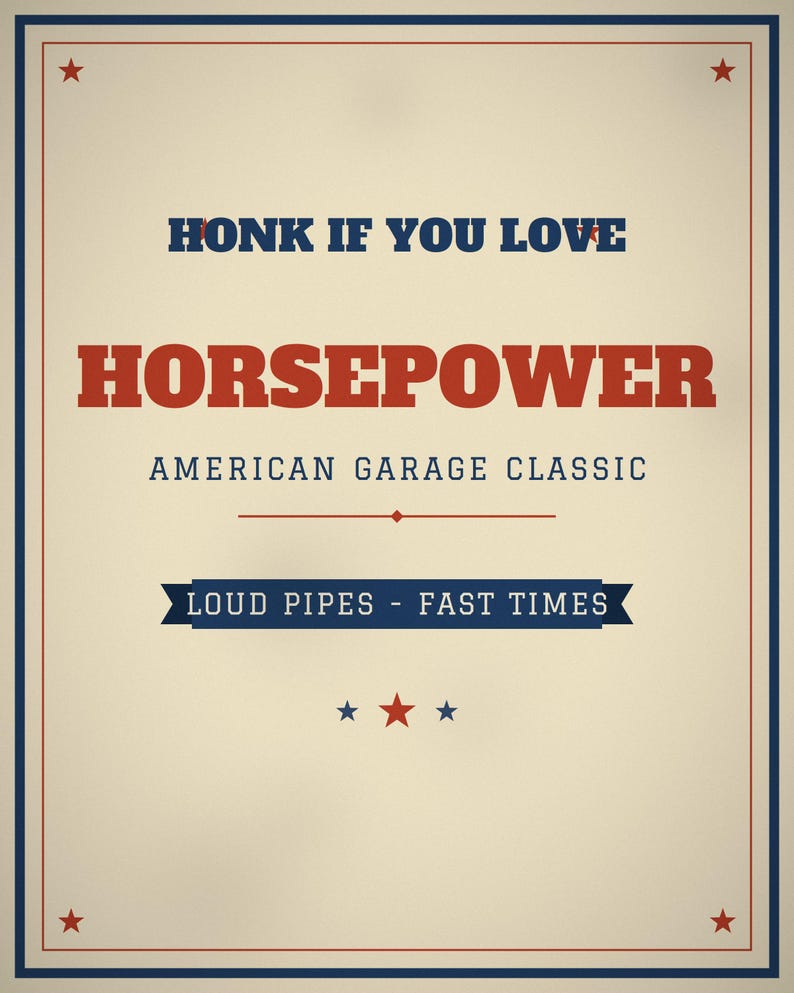 Pu&ograve; includere: Un poster rettangolare con sfondo color crema e un bordo blu e rosso. Il testo recita: HONK IF YOU LOVE HORSEPOWER, AMERICAN GARAGE CLASSIC e LOUD PIPES - FAST TIMES. Il design include piccole stelle rosse e blu negli angoli.