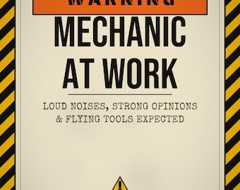 Può includere: Un cartello rettangolare con un bordo a strisce diagonali gialle e nere. Il testo recita WARNING MECHANIC AT WORK, LOUD NOISES, STRONG OPINIONS & FLYING TOOLS EXPECTED e EST. 2026. Presenta un'intestazione arancione e un piccolo triangolo di avviso.