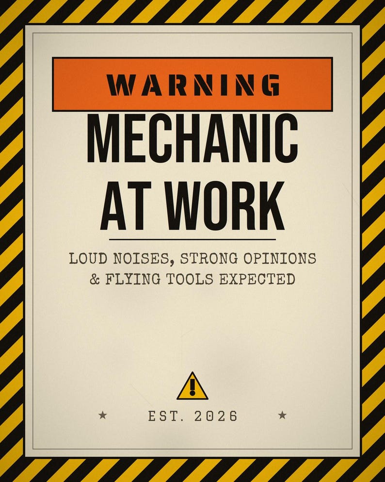 Pu&ograve; includere: Un cartello rettangolare con un bordo a strisce diagonali gialle e nere. Il testo recita WARNING MECHANIC AT WORK, LOUD NOISES, STRONG OPINIONS & FLYING TOOLS EXPECTED e EST. 2026. Presenta un'intestazione arancione e un piccolo triangolo di avviso.
