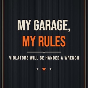 Pu&ograve; includere: Una targa rettangolare in metallo nero con una texture ondulata e un bordo sottile. Il testo recita MY GARAGE, MY RULES in bianco e arancione, seguito da VIOLATORS WILL BE HANDED A WRENCH in bianco. Tre piccole stelle sono centrate in basso.