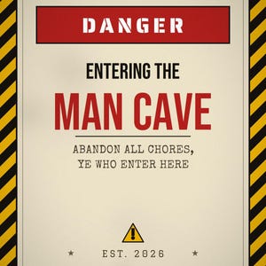 Pu&ograve; includere: Un cartello rettangolare con un bordo a strisce diagonali gialle e nere. Il testo recita DANGER, ENTERING THE MAN CAVE, ABANDON ALL CHORES, YE WHO ENTER HERE e EST. 2026. Un triangolo giallo con un punto esclamativo &egrave; centrato in basso.