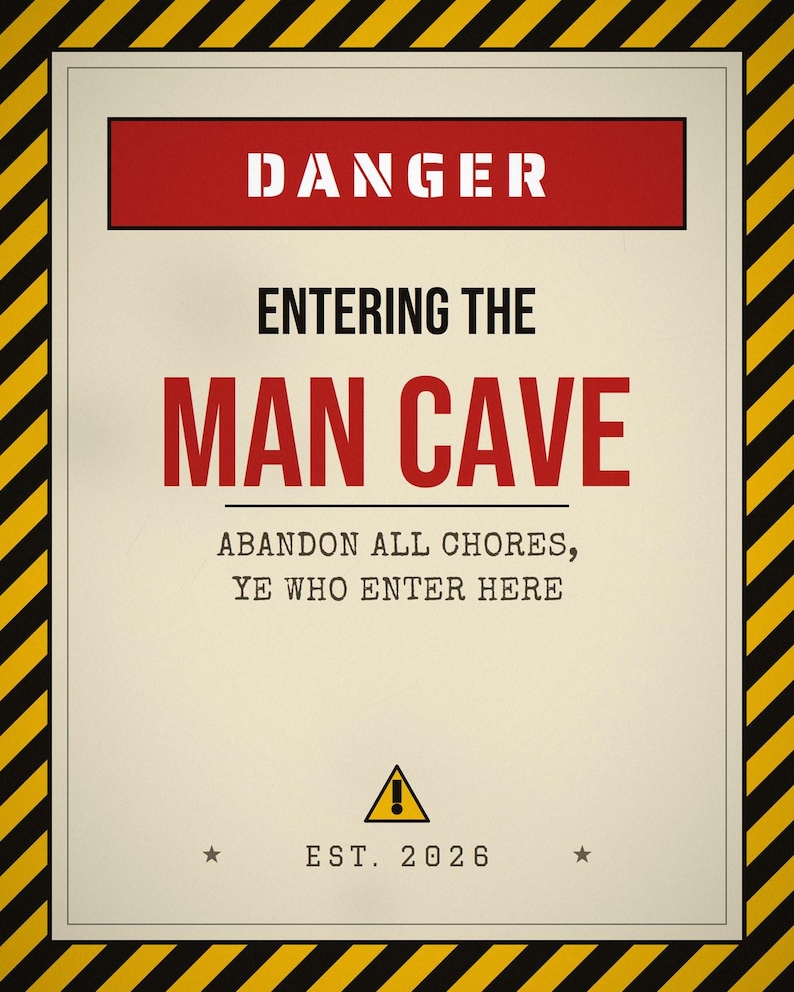 Pu&ograve; includere: Un cartello rettangolare con un bordo a strisce diagonali gialle e nere. Il testo recita DANGER, ENTERING THE MAN CAVE, ABANDON ALL CHORES, YE WHO ENTER HERE e EST. 2026. Un triangolo giallo con un punto esclamativo &egrave; centrato in basso.