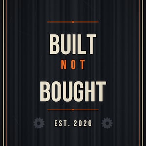 Pu&ograve; includere: Un cartello rettangolare nero con una texture a coste verticali, che presenta il testo bianco BUILT NOT BOUGHT, con NOT in arancione. Sotto, il testo EST. 2026 &egrave; affiancato da due piccole icone a forma di ingranaggio. Il cartello ha un sottile bordo arancione e quattro rivetti argentati.