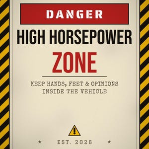 Pu&ograve; includere: Un cartello rettangolare con un bordo a strisce diagonali gialle e nere. Il testo recita DANGER, HIGH HORSEPOWER ZONE, KEEP HANDS, FEET & OPINIONS INSIDE THE VEHICLE e EST. 2026. Un triangolo giallo con un punto esclamativo &egrave; centrato in basso.