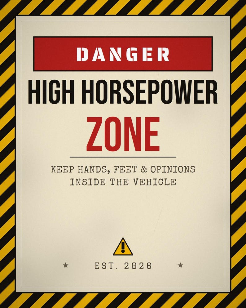 Pu&ograve; includere: Un cartello rettangolare con un bordo a strisce diagonali gialle e nere. Il testo recita DANGER, HIGH HORSEPOWER ZONE, KEEP HANDS, FEET & OPINIONS INSIDE THE VEHICLE e EST. 2026. Un triangolo giallo con un punto esclamativo &egrave; centrato in basso.