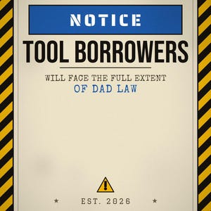 Pu&ograve; includere: Un cartello rettangolare con un bordo a strisce diagonali gialle e nere. Il testo recita NOTICE TOOL BORROWERS WILL FACE THE FULL EXTENT OF DAD LAW. Sotto c'&egrave; un triangolo giallo con un punto esclamativo e la scritta EST. 2026.