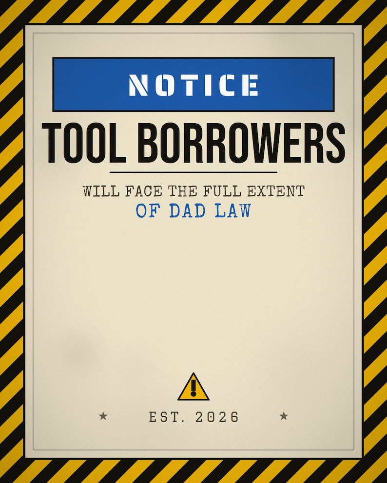 Pu&ograve; includere: Un cartello rettangolare con un bordo a strisce diagonali gialle e nere. Il testo recita NOTICE TOOL BORROWERS WILL FACE THE FULL EXTENT OF DAD LAW. Sotto c'&egrave; un triangolo giallo con un punto esclamativo e la scritta EST. 2026.