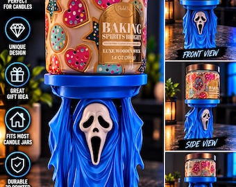 Può includere: Un supporto per candele stampato in 3D di colore blu raffigurante un fantasma con maschera bianca, che sostiene un barattolo di candela in vetro da 396 g con l'etichetta Baking Spirits Bright e un motivo di biscotti colorati.