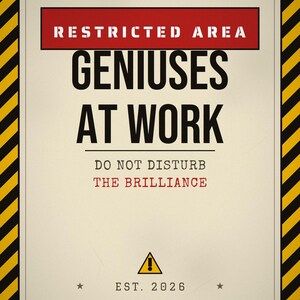 Pu&ograve; includere: Un cartello rettangolare con un bordo a strisce diagonali gialle e nere. Presenta una fascia rossa con il testo RESTRICTED AREA, seguito dal testo nero GENIUSES AT WORK, DO NOT DISTURB THE BRILLIANCE, un'icona di avvertimento gialla e EST. 2026.
