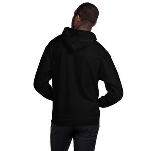 K&ouml;nnte beinhalten: Ein einfarbiger schwarzer Kapuzenpullover mit langen &Auml;rmeln und einer Kapuze. Das Kleidungsst&uuml;ck ist von hinten zu sehen und zeigt den schlichten schwarzen Stoff des R&uuml;ckenteils und der Kapuze. Der Pullover hat eine Standardpassform mit gerippten B&uuml;ndchen.