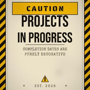 Pu&ograve; includere: Un cartello rettangolare con un bordo a strisce diagonali gialle e nere. Il testo recita CAUTION PROJECTS IN PROGRESS, COMPLETION DATES ARE PURELY DECORATIVE ed EST. 2026, con un'icona a triangolo di avvertimento gialla e un punto esclamativo.