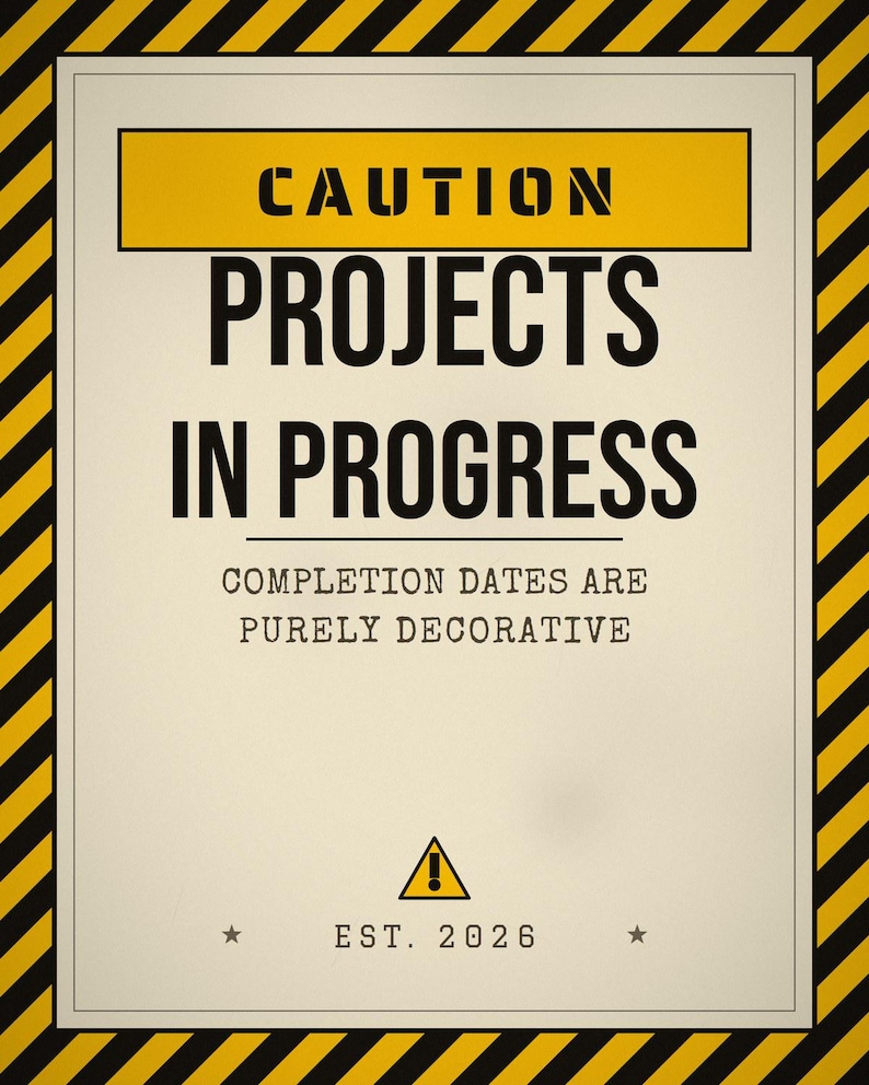 Pu&ograve; includere: Un cartello rettangolare con un bordo a strisce diagonali gialle e nere. Il testo recita CAUTION PROJECTS IN PROGRESS, COMPLETION DATES ARE PURELY DECORATIVE ed EST. 2026, con un'icona a triangolo di avvertimento gialla e un punto esclamativo.