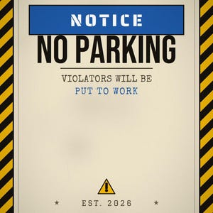 Pu&ograve; includere: Un cartello rettangolare con un bordo a strisce diagonali gialle e nere. Il cartello presenta un'intestazione blu con il testo bianco NOTICE, seguito dal testo nero NO PARKING, VIOLATORS WILL BE PUT TO WORK, un triangolo di avvertimento giallo e EST. 2026.