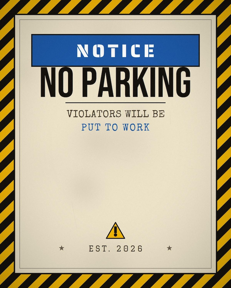 Pu&ograve; includere: Un cartello rettangolare con un bordo a strisce diagonali gialle e nere. Il cartello presenta un'intestazione blu con il testo bianco NOTICE, seguito dal testo nero NO PARKING, VIOLATORS WILL BE PUT TO WORK, un triangolo di avvertimento giallo e EST. 2026.
