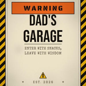 Pu&ograve; includere: Un cartello rettangolare con un bordo a strisce diagonali gialle e nere. Il testo recita WARNING DAD'S GARAGE ENTER WITH SNACKS, LEAVE WITH WISDOM. Sotto, un triangolo giallo con un punto esclamativo e il testo EST. 2026 con due stelle.