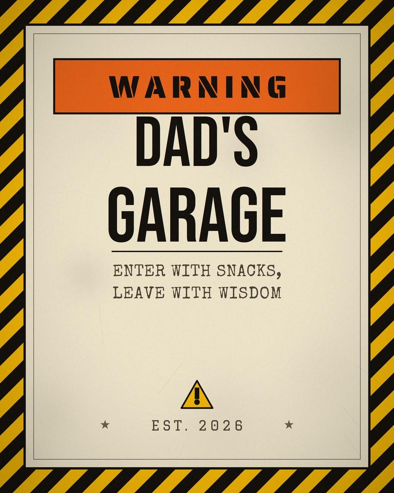 Pu&ograve; includere: Un cartello rettangolare con un bordo a strisce diagonali gialle e nere. Il testo recita WARNING DAD'S GARAGE ENTER WITH SNACKS, LEAVE WITH WISDOM. Sotto, un triangolo giallo con un punto esclamativo e il testo EST. 2026 con due stelle.