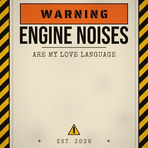 Pu&ograve; includere: Un cartello rettangolare con un bordo a strisce diagonali gialle e nere. Il testo recita WARNING ENGINE NOISES ARE MY LOVE LANGUAGE, con EST. 2026 in basso, accompagnato da un'icona di avviso triangolare gialla con un punto esclamativo.