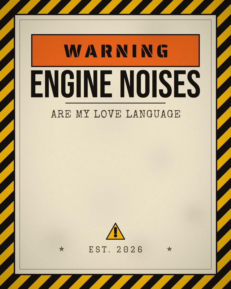 Pu&ograve; includere: Un cartello rettangolare con un bordo a strisce diagonali gialle e nere. Il testo recita WARNING ENGINE NOISES ARE MY LOVE LANGUAGE, con EST. 2026 in basso, accompagnato da un'icona di avviso triangolare gialla con un punto esclamativo.